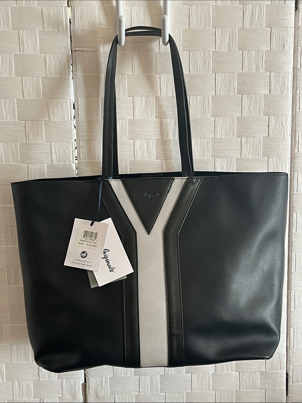 Urban Originals Black Tote Bag Ivory Y-Accent Tote Eye catching Beautiful.Bag